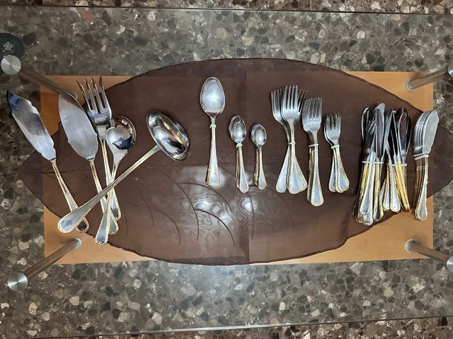 Vajilla de porcelana. Cubertería y REGALO!