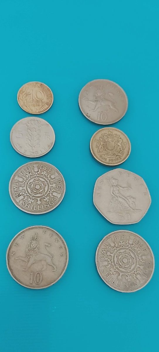 Ahora 14 monedas y los 2 billetes.