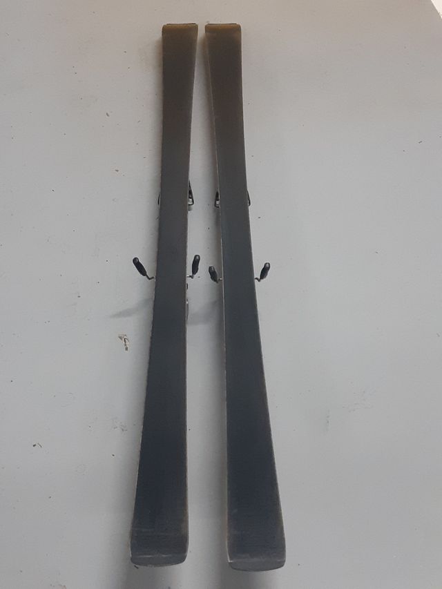 Esquis Elan e encadernações Tyrolia