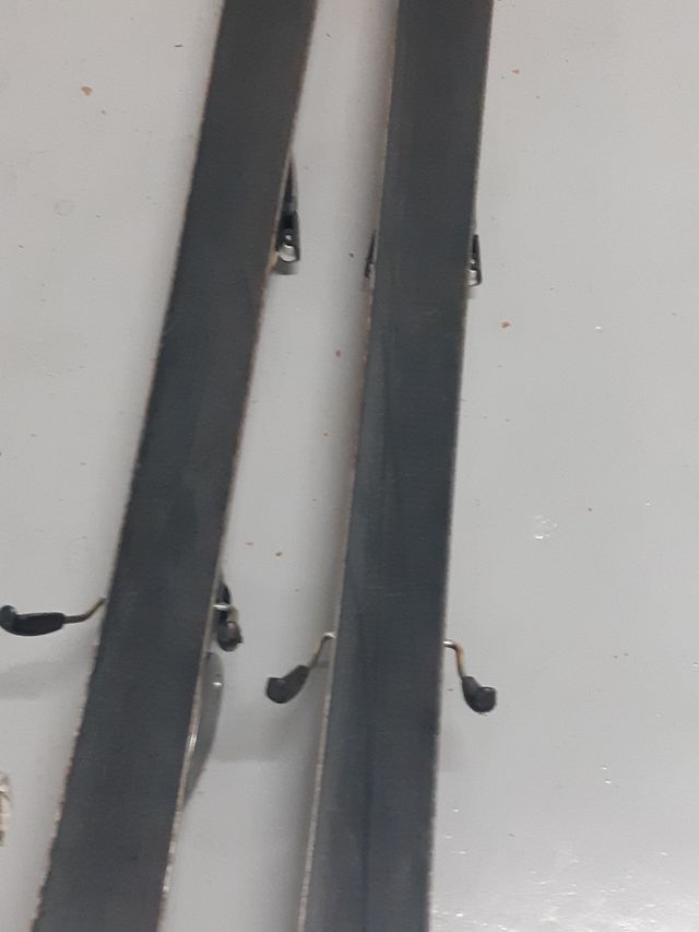 Esquis Elan e encadernações Tyrolia