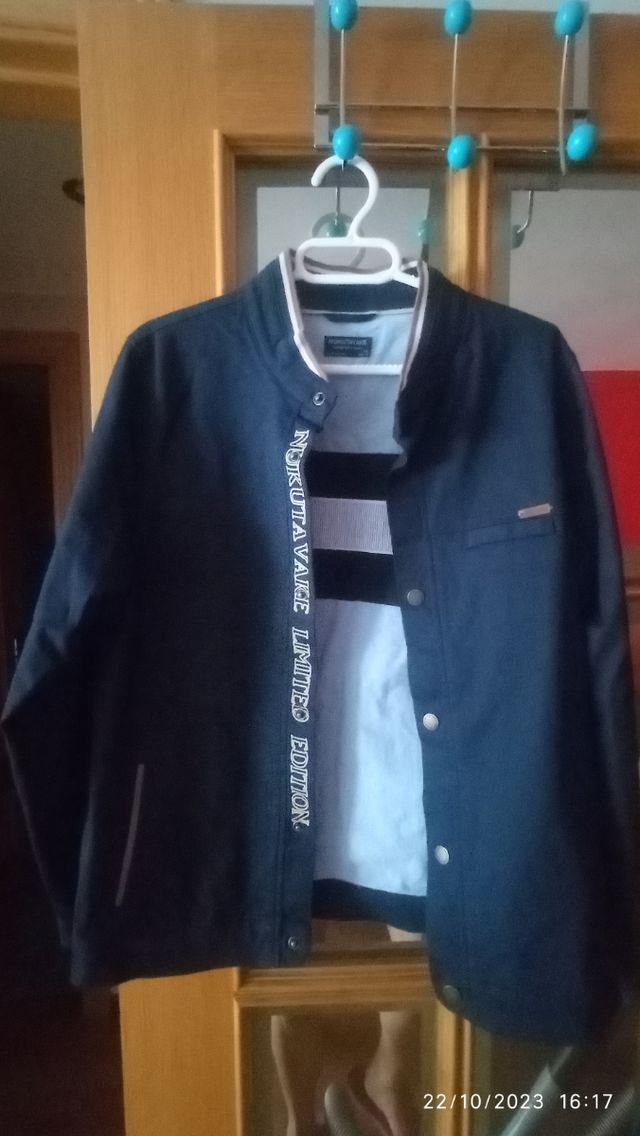 Chaqueta y polo a juego.