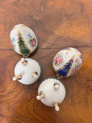 Coppia di uova in ceramica, tipo Fabergè