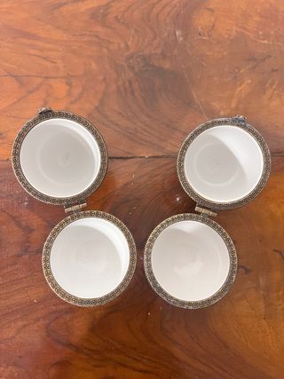 Coppia di uova in ceramica, tipo Fabergè