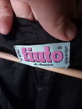 Veste smanicata in pura lana