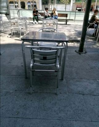 Sedia da terrazza in alluminio.