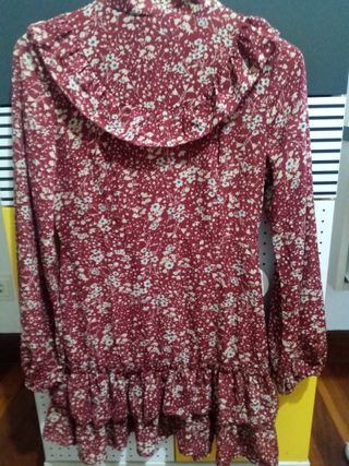 vestido corto floreado con volantes