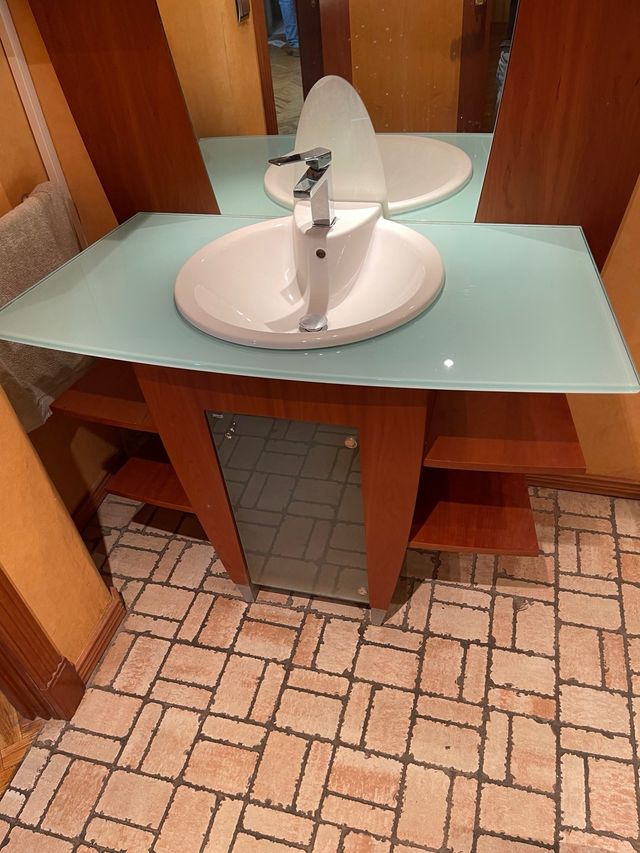 Mueble completo de baño con estantería