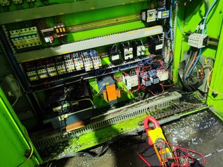 Reparación de máquina inyectora