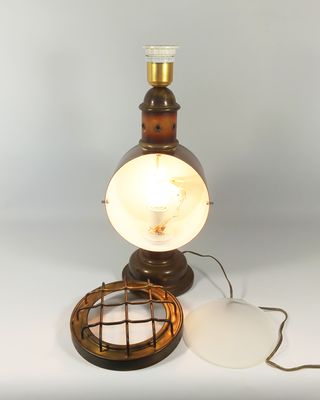 Lámpara-de-mesa-de-latón-ojo-de-buey