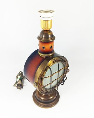 Lámpara-de-mesa-de-latón-ojo-de-buey