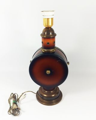 Lámpara-de-mesa-de-latón-ojo-de-buey