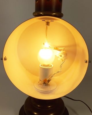 Lámpara-de-mesa-de-latón-ojo-de-buey