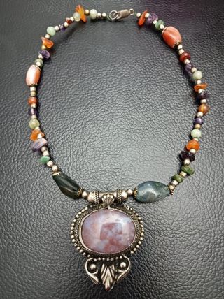 Collar de piedras naturales 