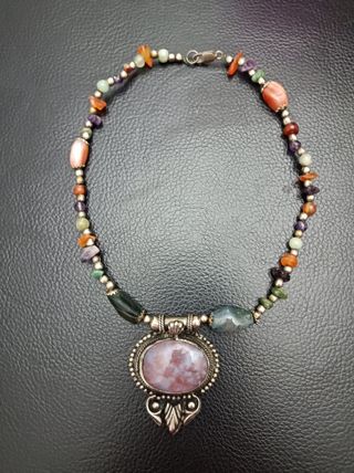 Collar de piedras naturales 