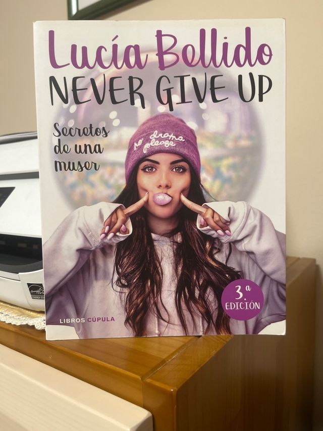 Lucia Bellido - Never give Up