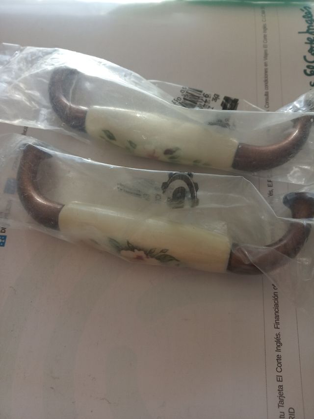 Tiradores ,4 tiradores de porcelana ,dos y dos