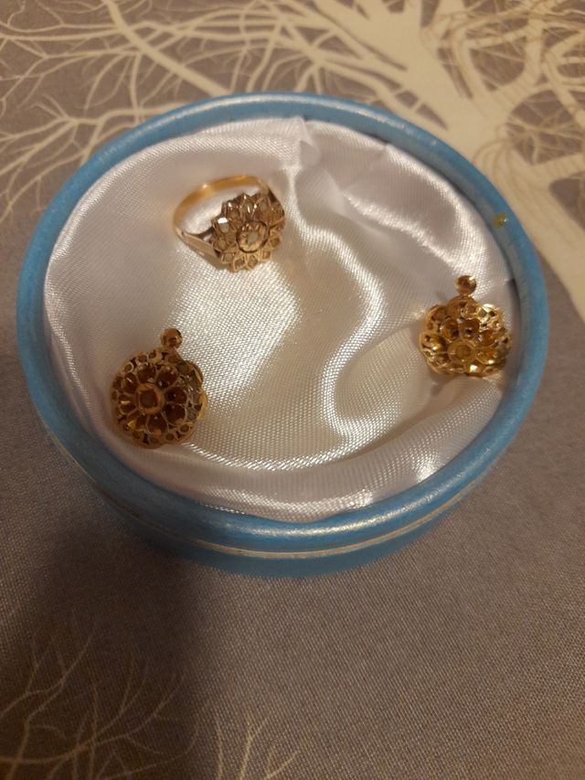 CONJUNTO DE PENDIENTES Y ANILLO DE ORO VITANGE RE