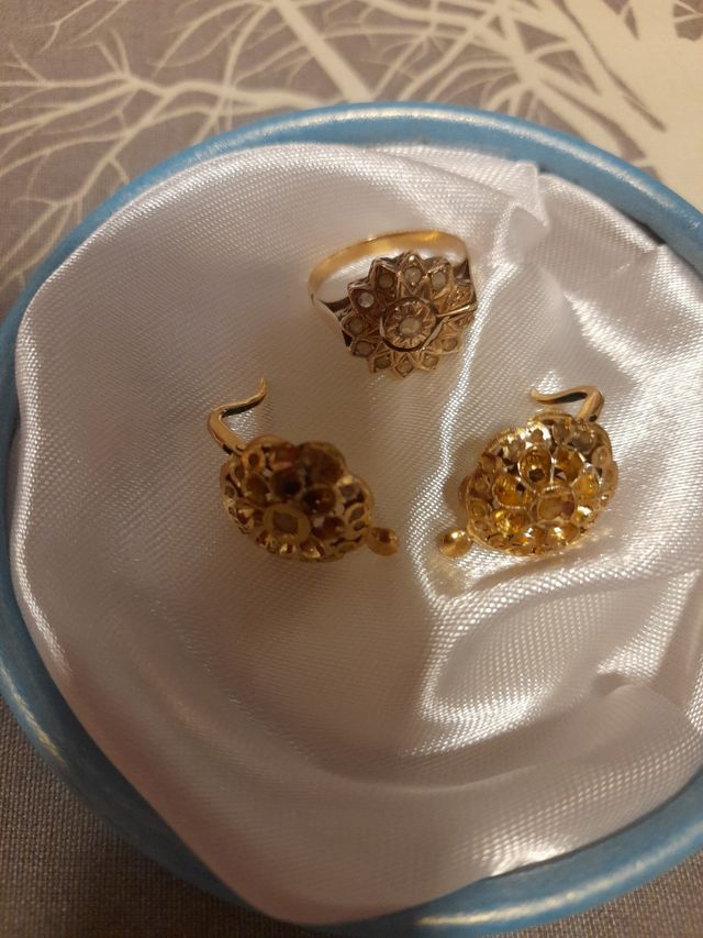 CONJUNTO DE PENDIENTES Y ANILLO DE ORO VITANGE RE