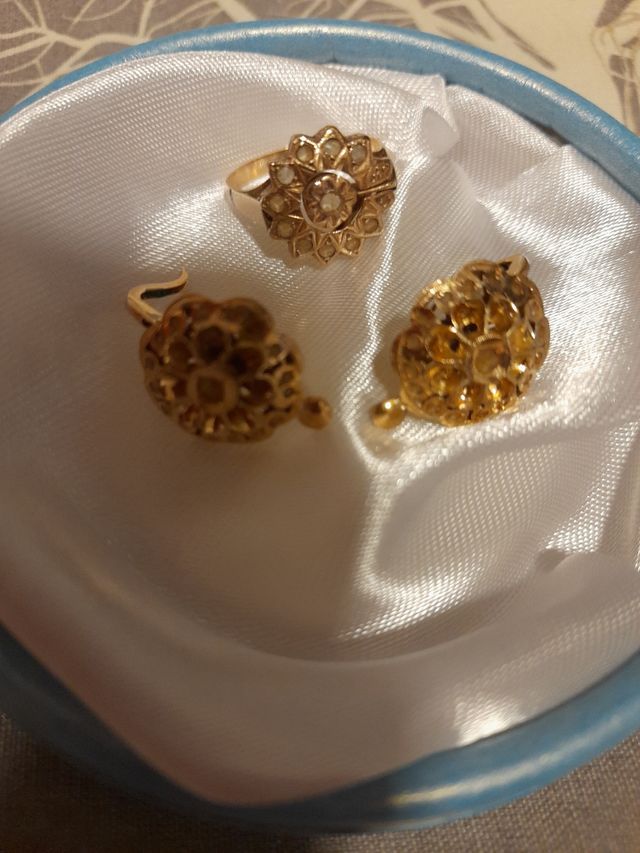 CONJUNTO DE PENDIENTES Y ANILLO DE ORO VITANGE RE