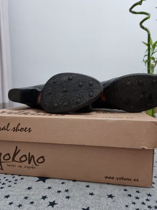 Botines piel negros marca Yokono