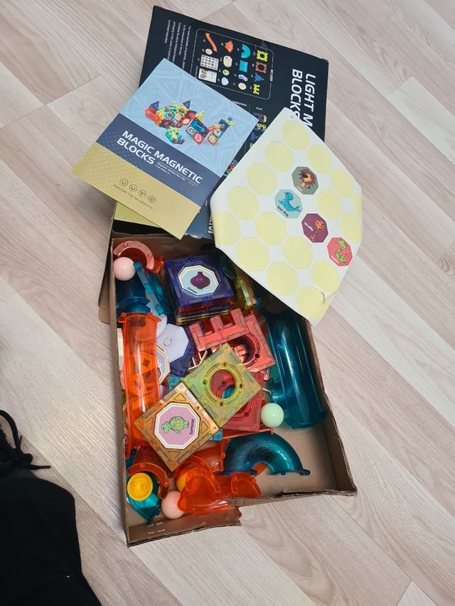 Light magnetic blocks