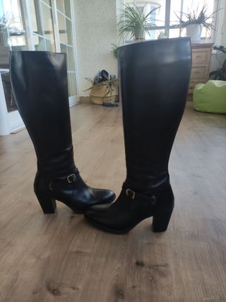 Botas altas piel negras. Talla 37 