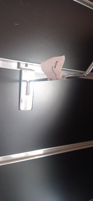 perchero para la tienda está en perfecto estado