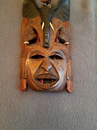 Máscara de madera tallada
