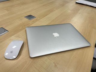 Macbook Air 13 4GB RAM 128gb HD