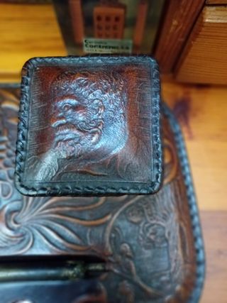 Escribana de piel y madera antigua