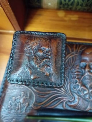 Escribana de piel y madera antigua