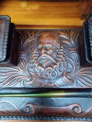 Escribana de piel y madera antigua