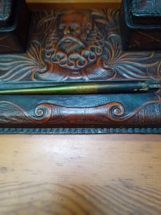 Escribana de piel y madera antigua