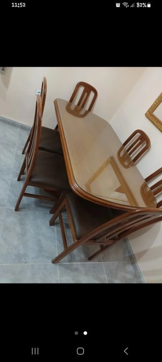Mesa de salon y sillas