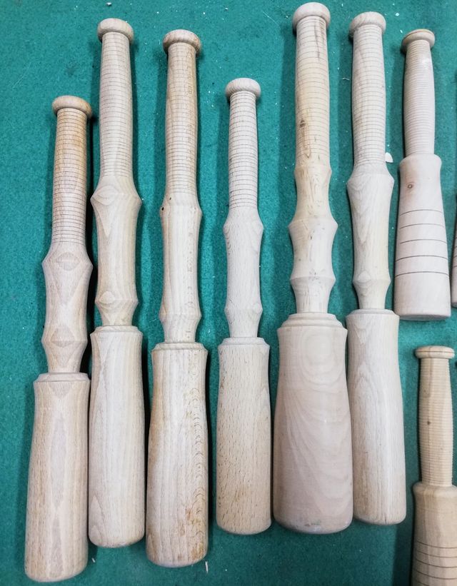 Bolillos y utensilios rústicos cocina.