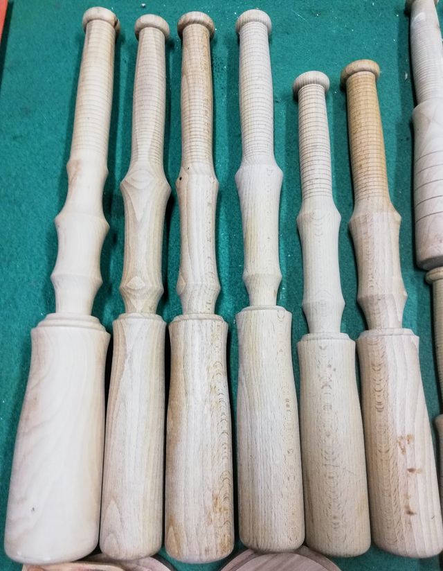 Bolillos y utensilios rústicos cocina.