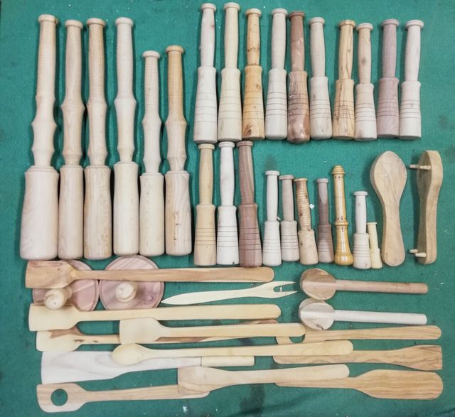 Bolillos y utensilios rústicos cocina.