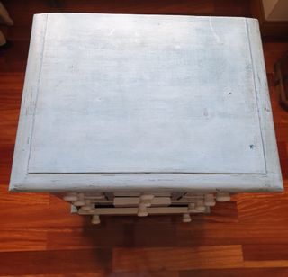 Cajonera madera decorada.