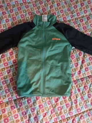 Añado 4prendas adidas 1camiseta 2sudaderas 1bambas