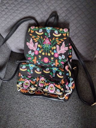 Mochila con apertura tipo Judá o saco, como nueva.