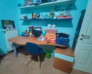 scrivania, mensole e comodino