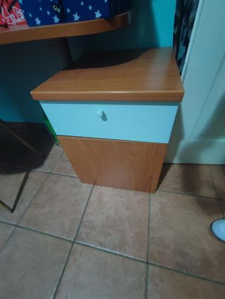 scrivania, mensole e comodino