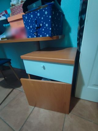 scrivania, mensole e comodino