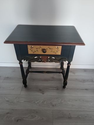 mesa auxiliar pintada a mano