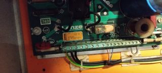 Caja metálica, con variador de frecuencia Lenze