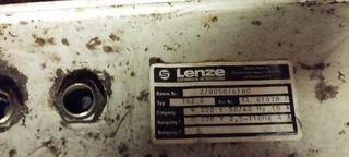 Caja metálica, con variador de frecuencia Lenze