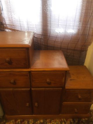 2 Mesitas de noches de madera mazisa .