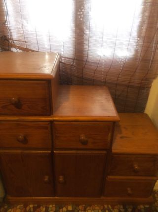 2 Mesitas de noches de madera mazisa .