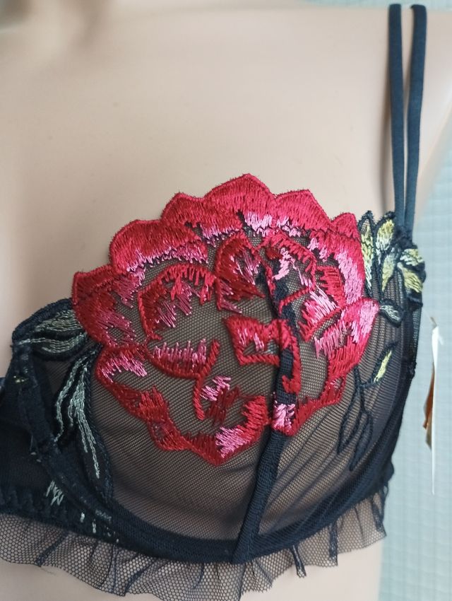 Sujetador escote balconet negro rojo