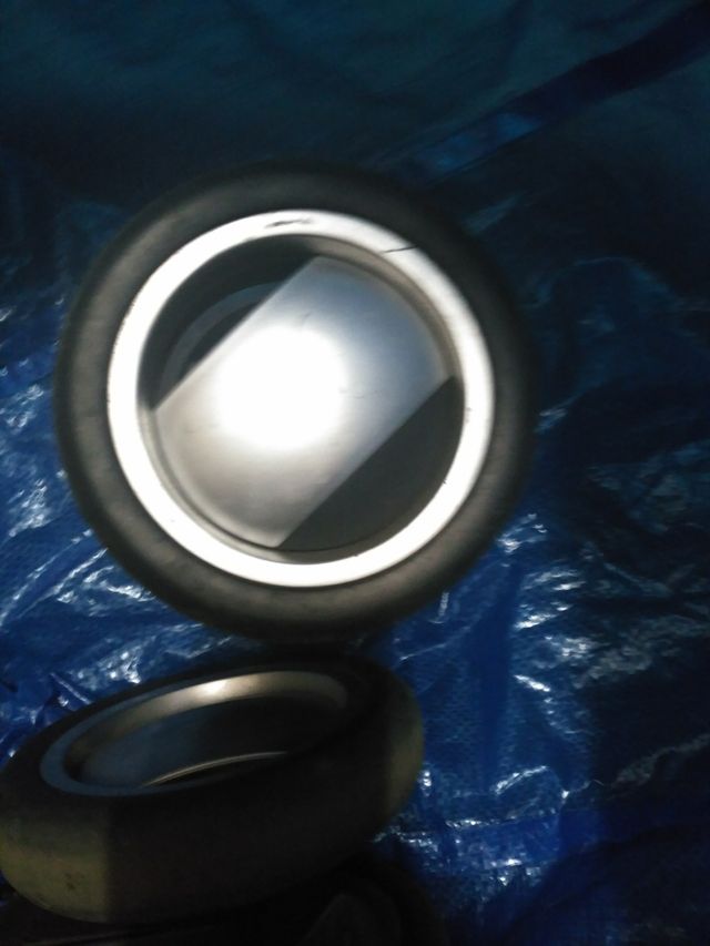 Ruedas de cochecito para niño.